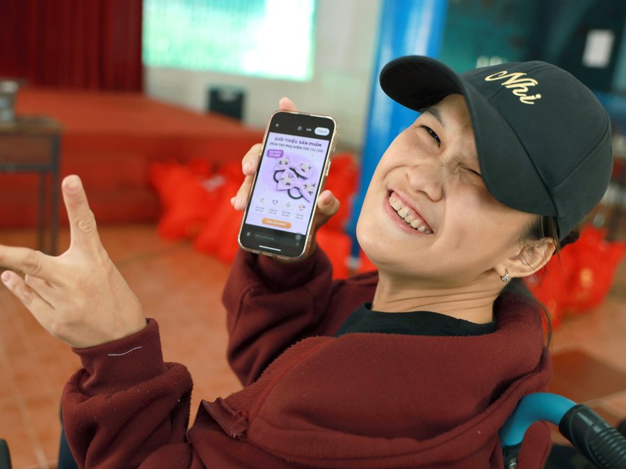 A participant at Maison Chance with her phone